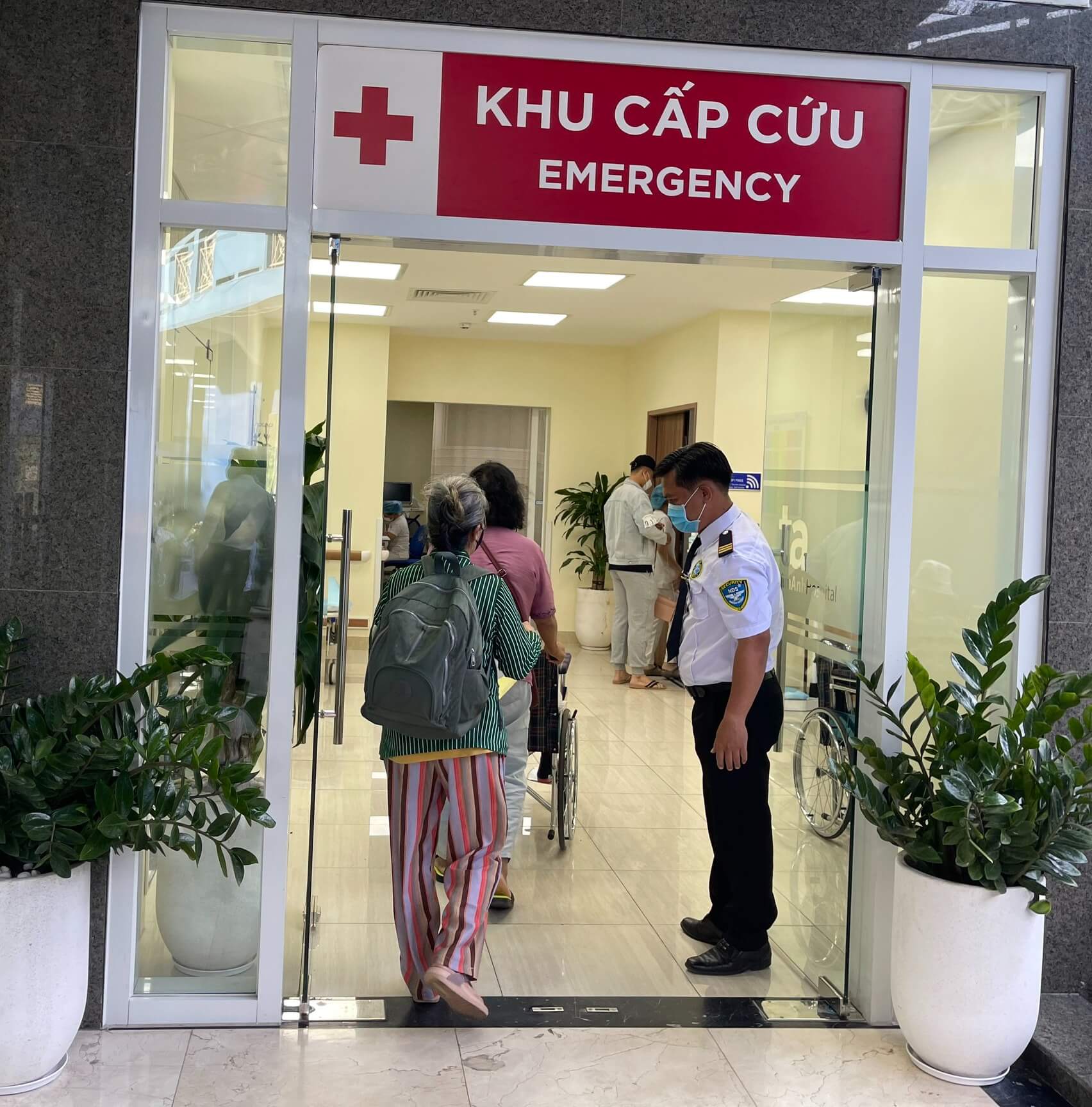 nhân viên bảo vệ trực tại vị trí khu cấp cứu bệnh viện