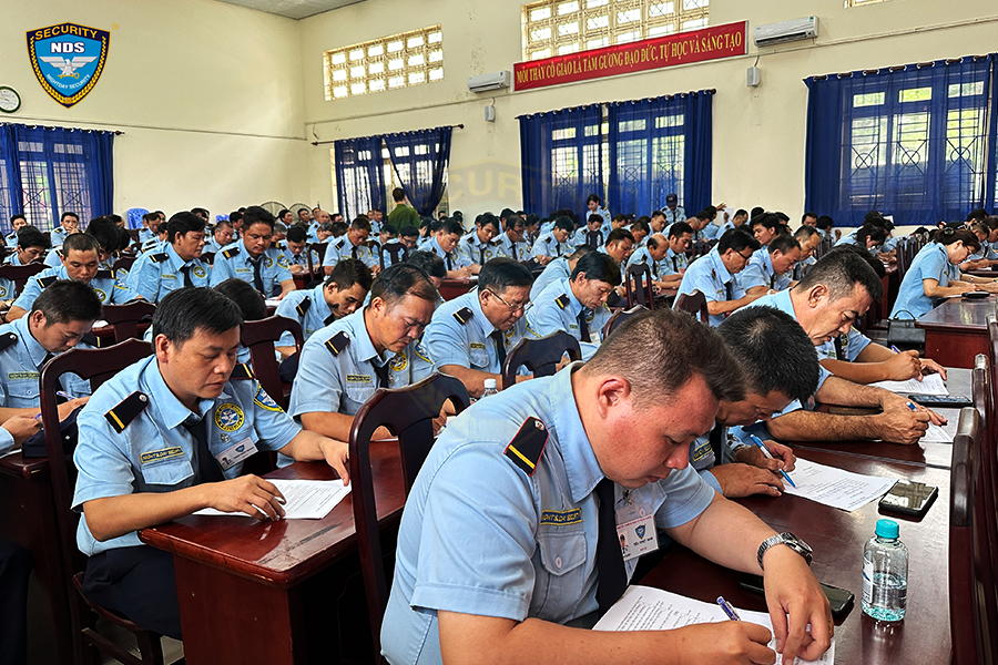 Nhân viên bảo vệ làm bài kiểm tra - Bảo vệ Ngày và Đêm