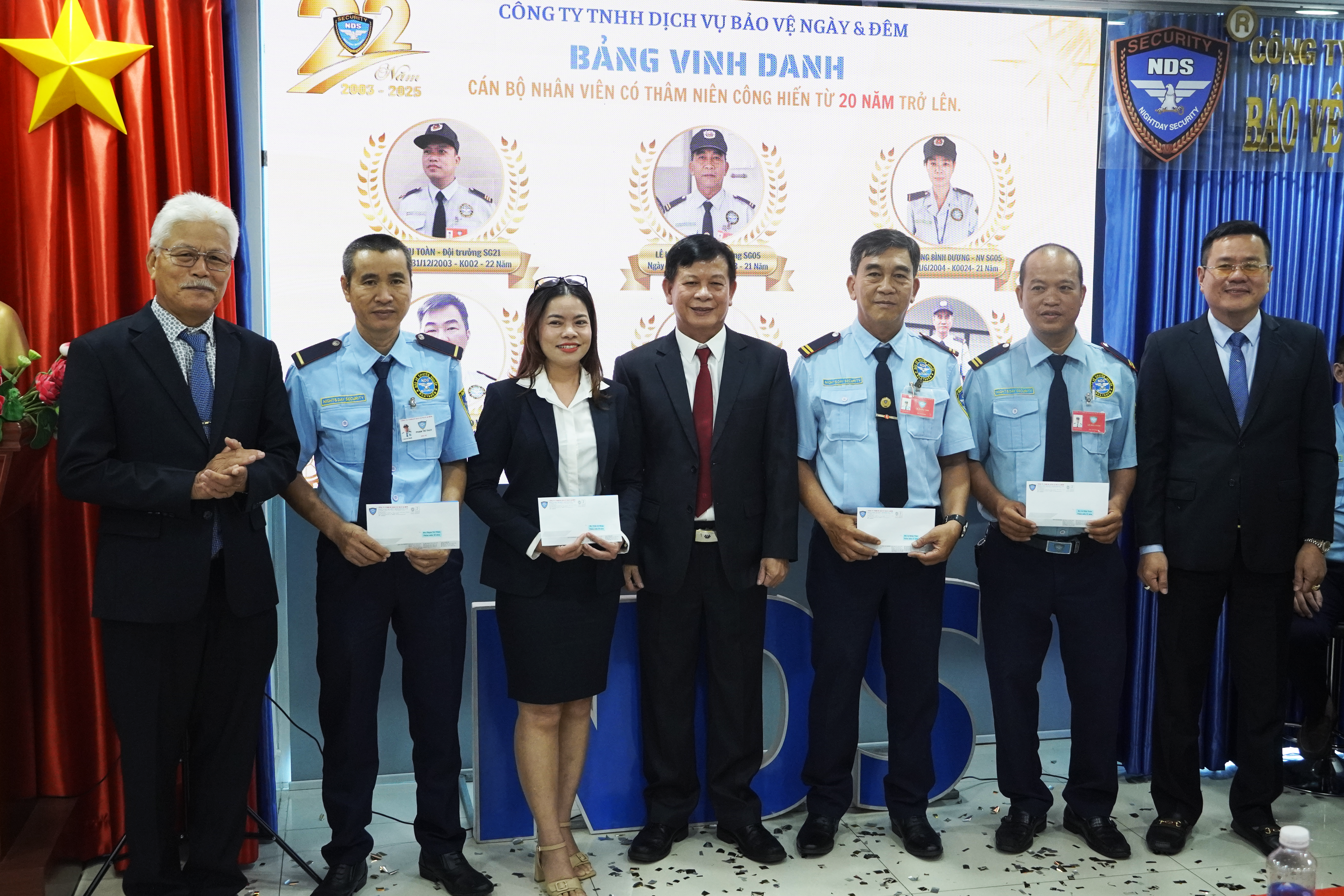 Vinh danh nhân viên công hiến trên 20 năm tại Bảo vệ Ngày & Đêm