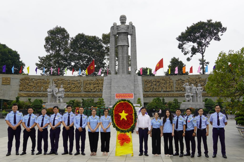 Bảo vệ Ngày & Đêm tổ chức Lễ viếng và dâng hương tại Nghĩa trang Liệt sĩ Thành phố Hồ Chí Minh