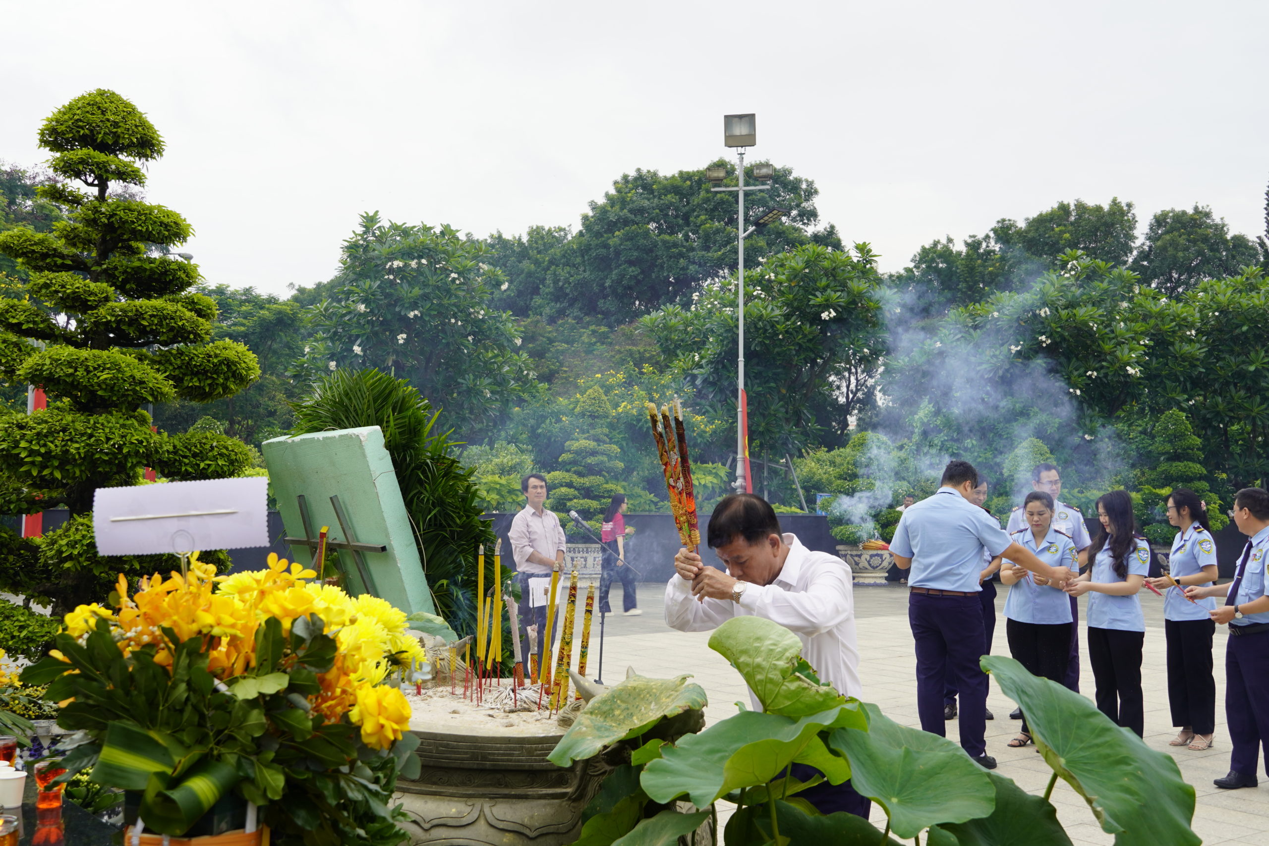 Bảo vệ Ngày & Đêm tổ chức Lễ viếng và dâng hương tại Nghĩa trang Liệt sĩ Thành phố Hồ Chí Minh 27/7